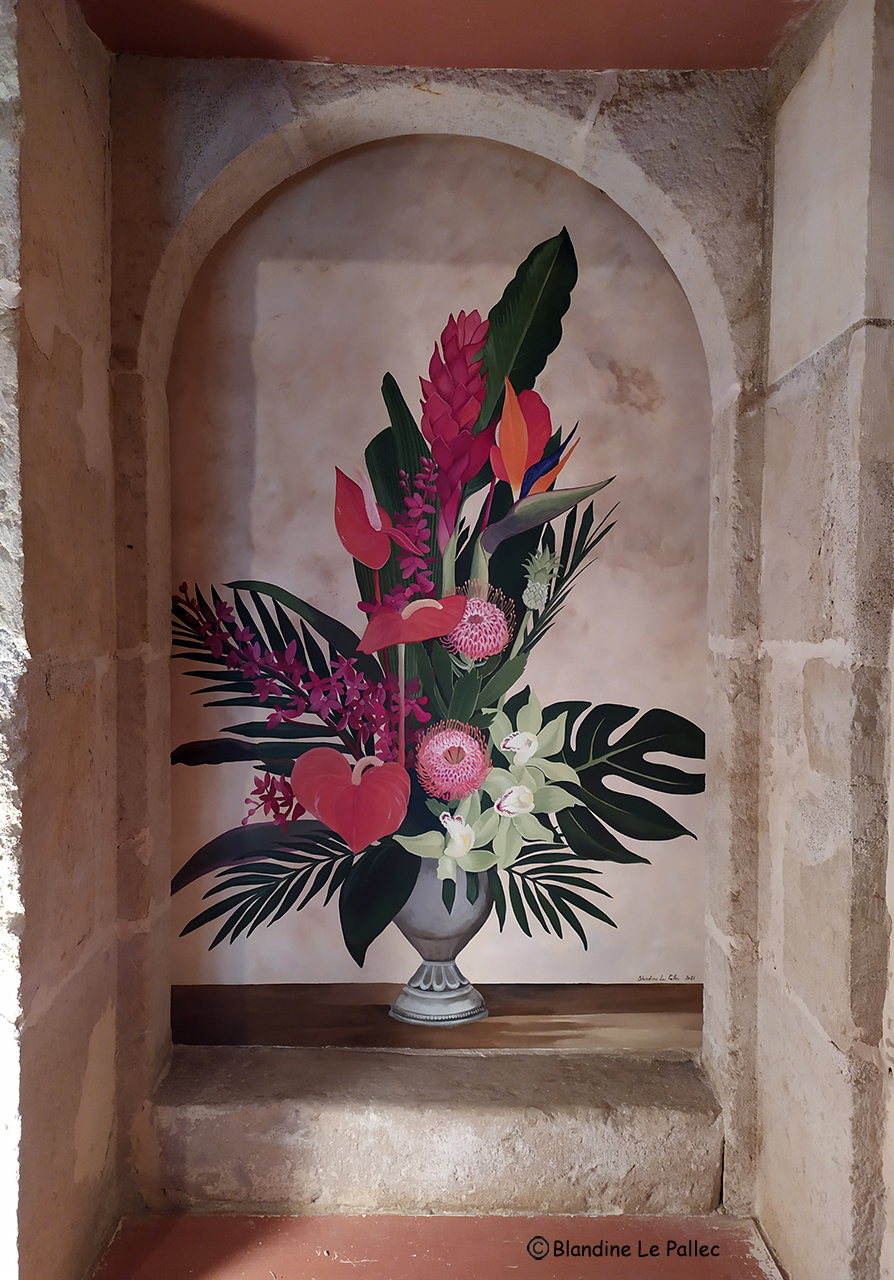 Décor peint dans une niche, représentant un bouquet de fleurs exotiques dans un vase en étain, posé sur une planche en bois, avec effet de trompe l'œil.