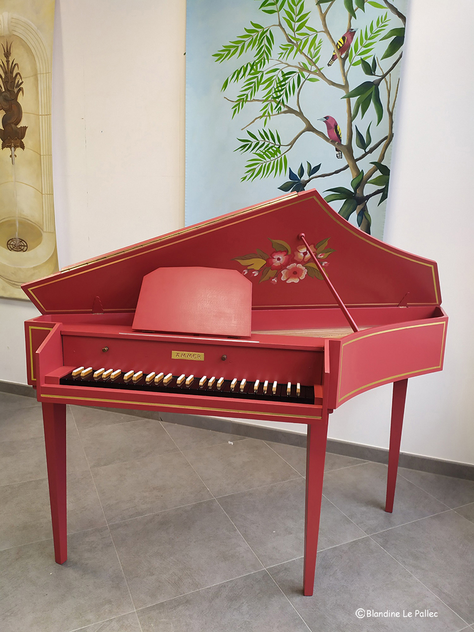 Epinette des années 50, repeinte en rouge avec intégration d'un décor floral à l'intérieur du couvercle et ajout de filets d'or sur l'ensemble du petit clavecin.