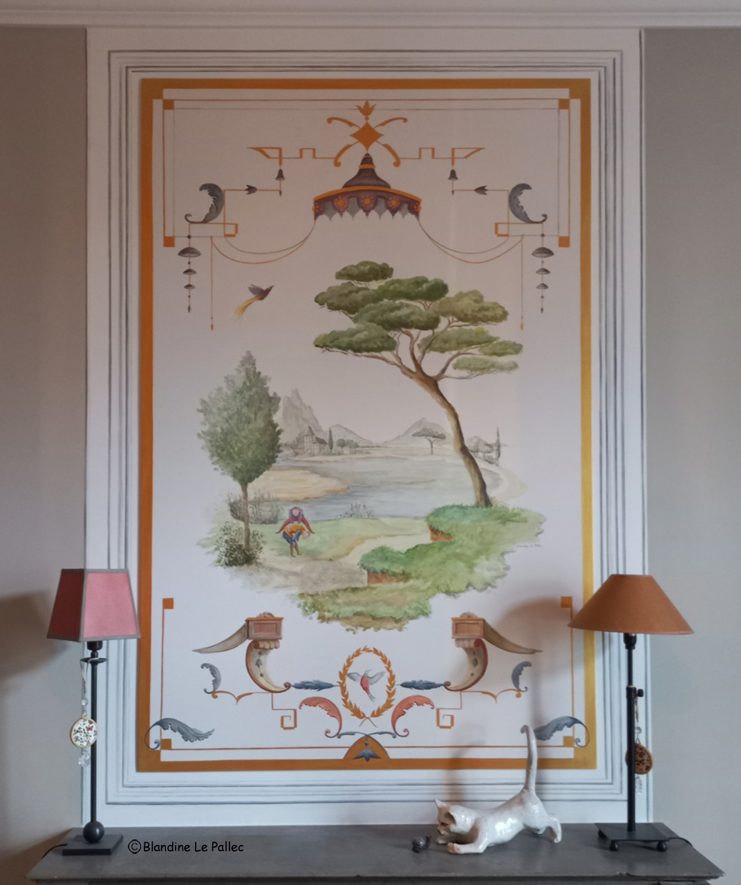 Décor peint sur un trumeau de cheminée, évoquant les chinoiseries du 18me siècle avec moulures en trompe l'œil et filet doré; représentant 2 enfants qui jouent à saute mouton dans paysage bucolique.