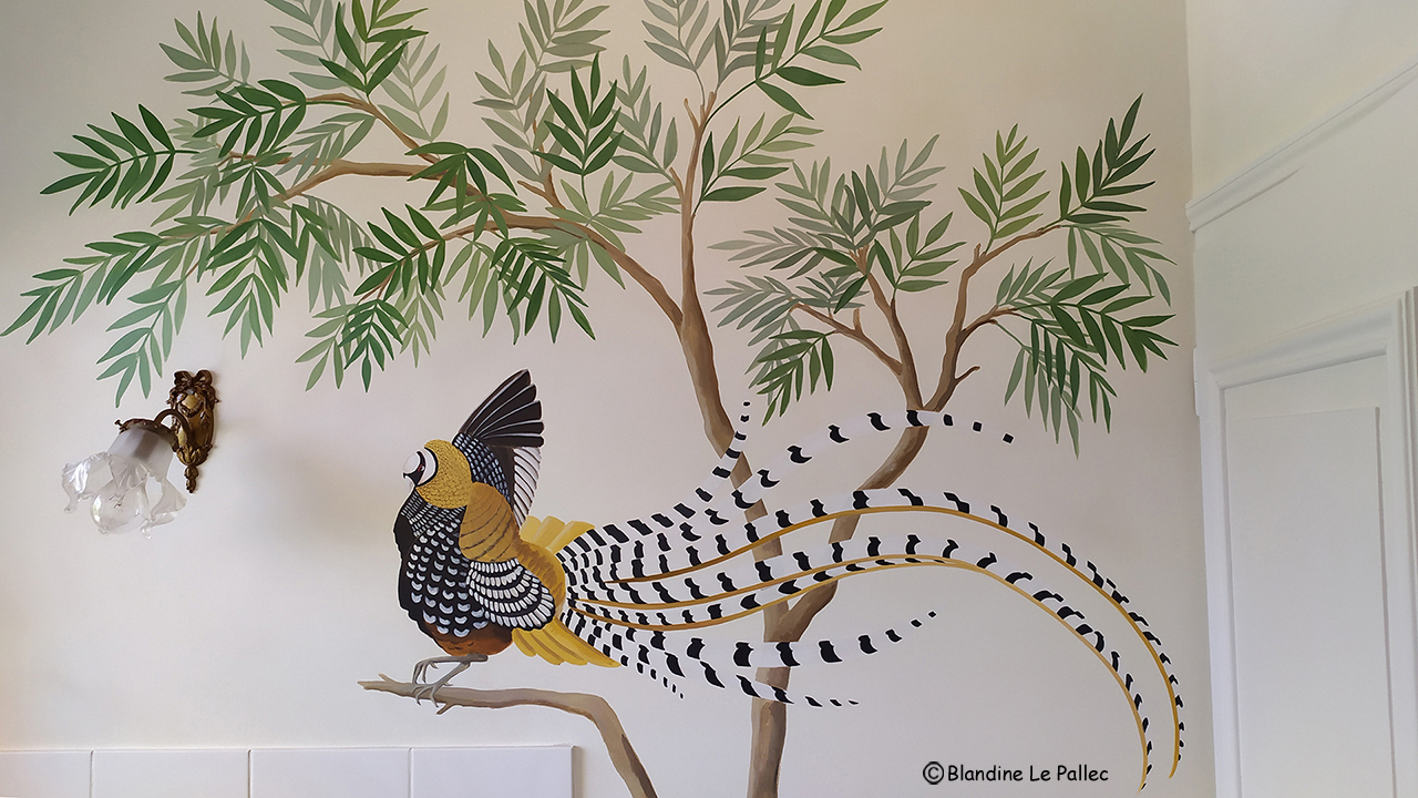 Décor peint réalisé dans un cabinet de toilette, au dessus d'un lavabo, représentant un faisan vénéré, perché dans un arbre au feuillage délicat.