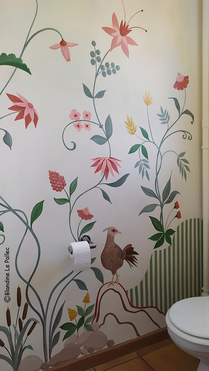 Décor peint floral avec faisane, fleurs et rayures, réalisé dans un cabinet de toilette.
