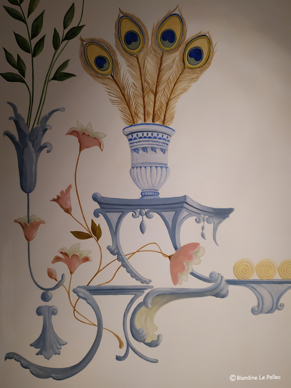 Décor peint dans des toilettes, représentant un vase plein de plumes de paon, posé sur une sellette entourée d'ornementations florales. Ce décor s'inspire des chinoiseries du 18me siècle.