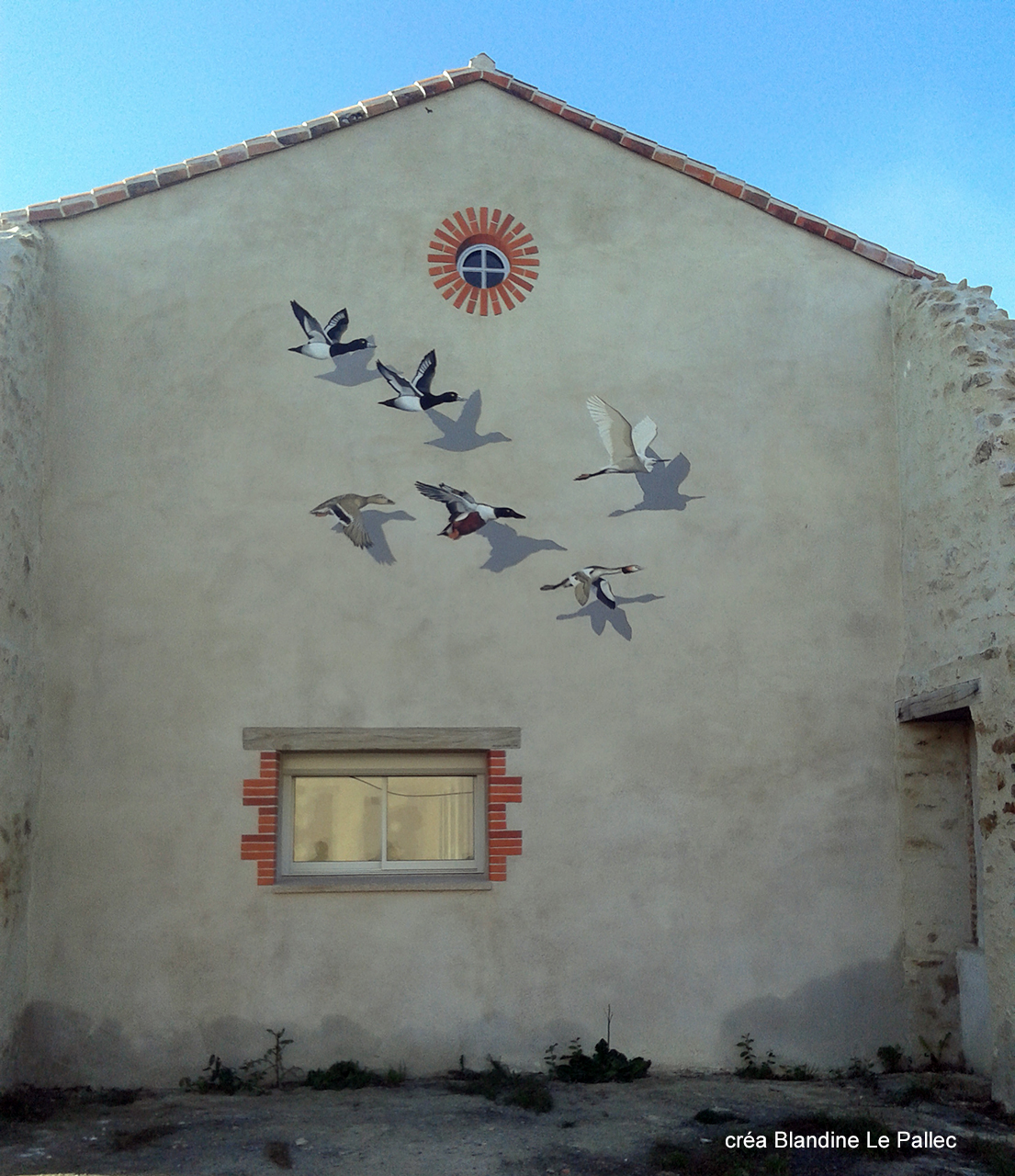 Fresque L'Envol, réalisée à la chaux et aux pigments, aux Landes Génusson, Vendée