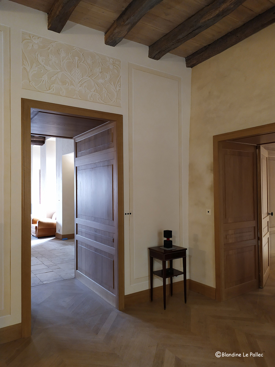 Décor intérieur, peint en trompe-l'œil, en camaïeux de sienne clair, composé de grisaille et fausses moulures , de style renaissance.