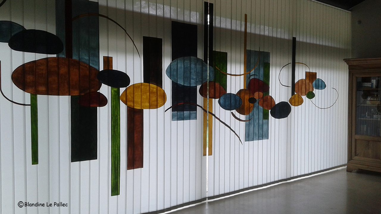 Décor contemporain peint sur lame de rideau, composé de rectangles et formes oblongues, bleus, bruns, ocres.