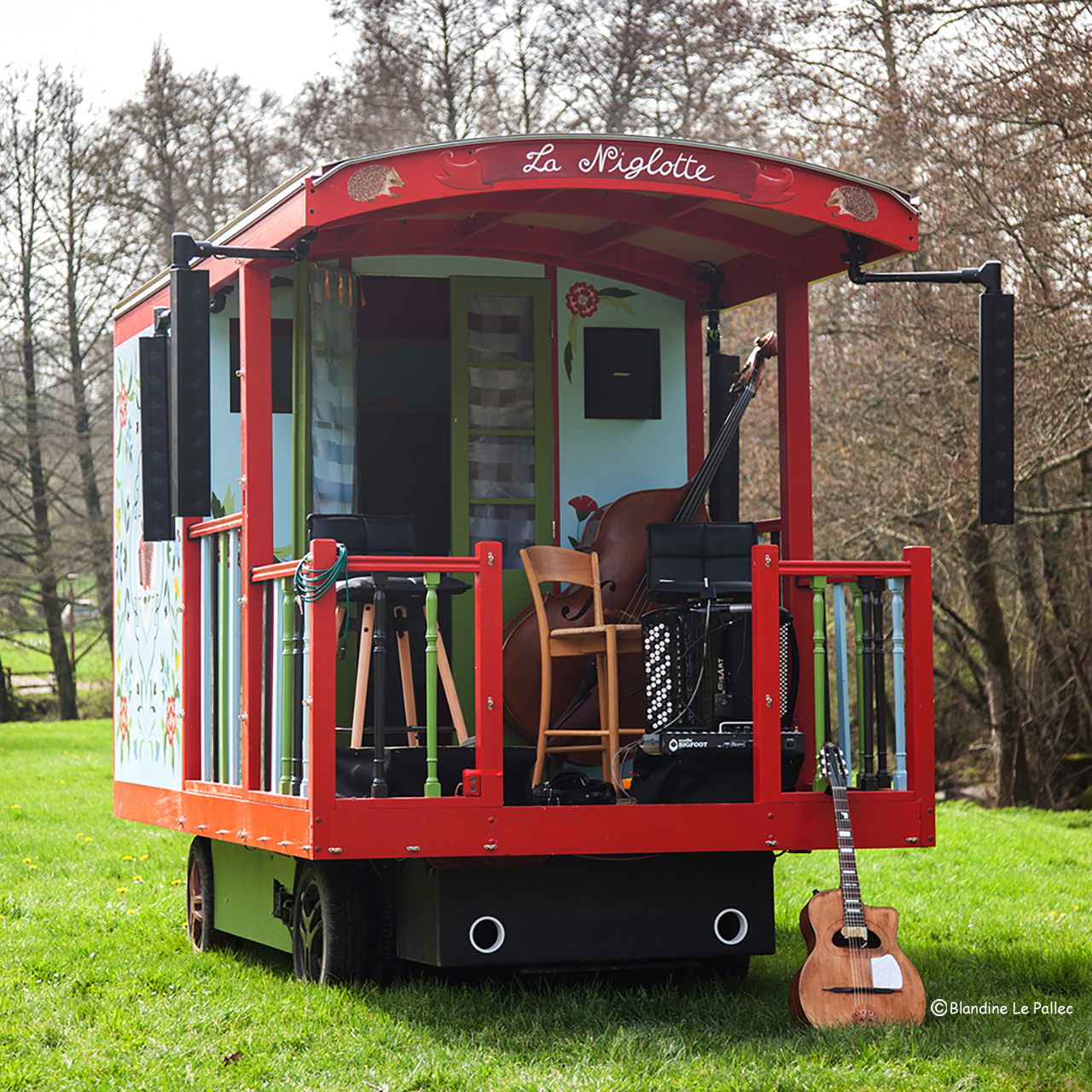 Décor ornemental gitan, peint sur une roulotte de scène 