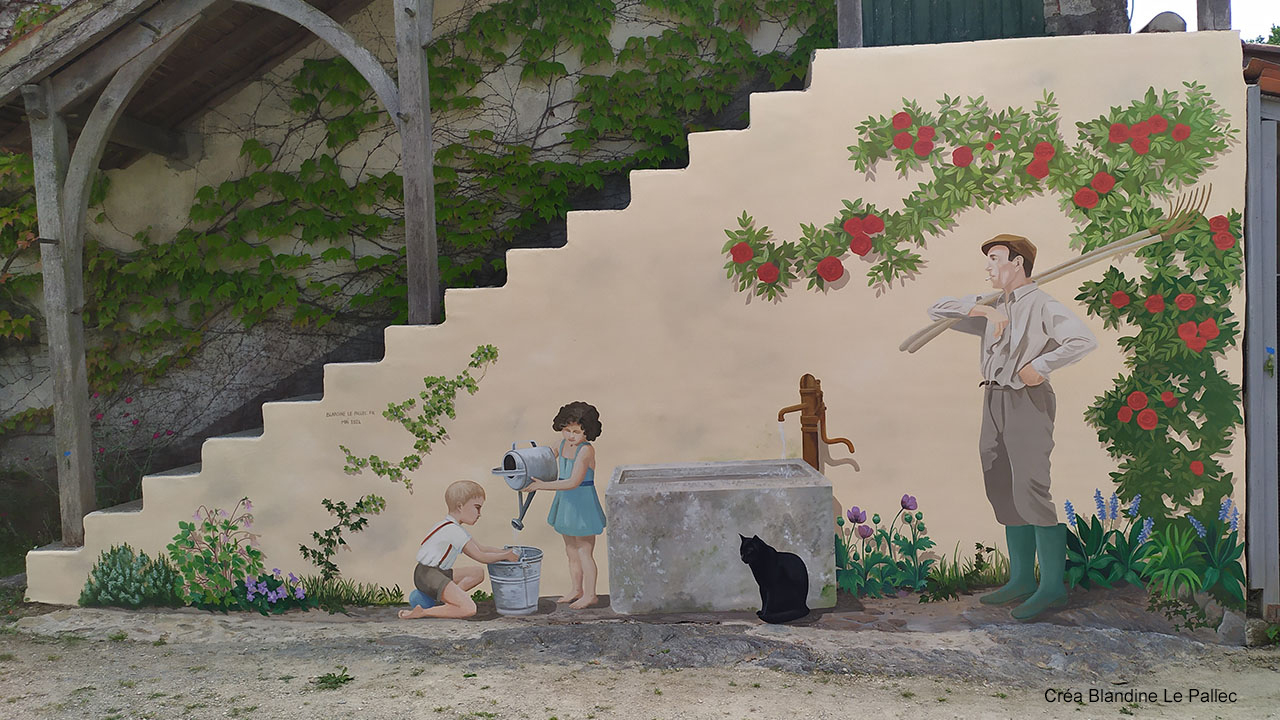 Trompe l'œil extérieur réalisé dans une cour de ferme représentant un grand-père regardant ses petits enfants qui jouent avec l'eau d'une fontaine, le long d'un mur recouvert de plantes grimpantes.