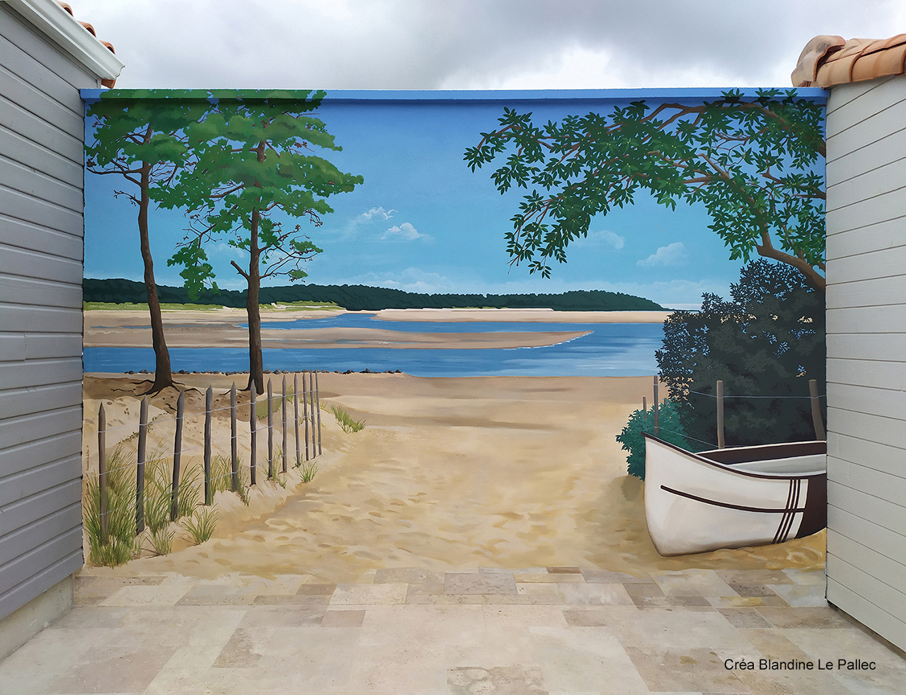 Trompe l'œil, réalisé dans une cour, représentant une entrée privée donnant sur la plage du Veillon, avec une barque à droite.