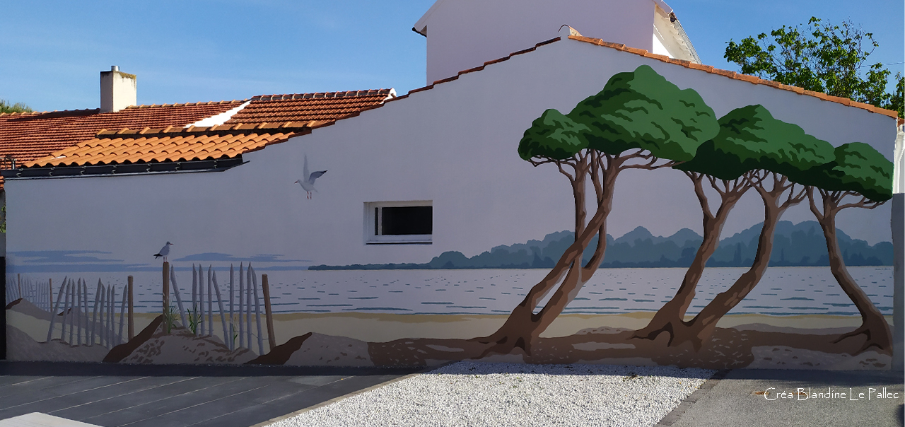 Peinture murale de bord de mer avec pins parasol, sable, ganivelle et mouettes.